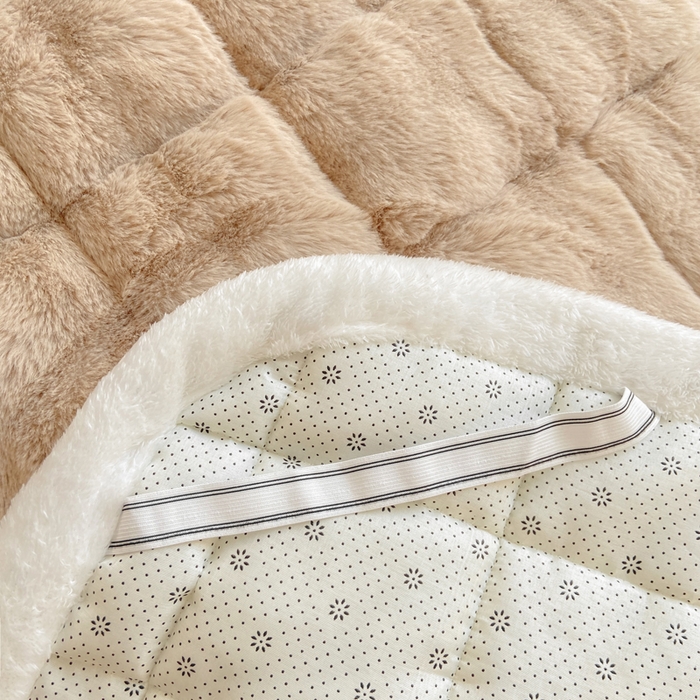 91家纺网 家纺一手货源 找家纺 麒东家纺 2025年新款兔毛绒泡泡绒夹棉床垫 咖色