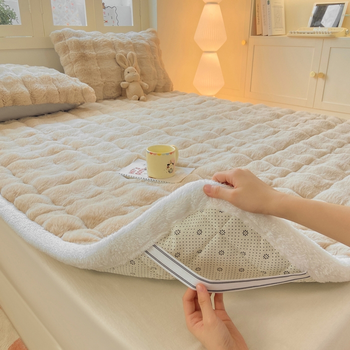 91家纺网 家纺一手货源 找家纺 麒东家纺 2025年新款兔毛绒泡泡绒夹棉床垫 咖色