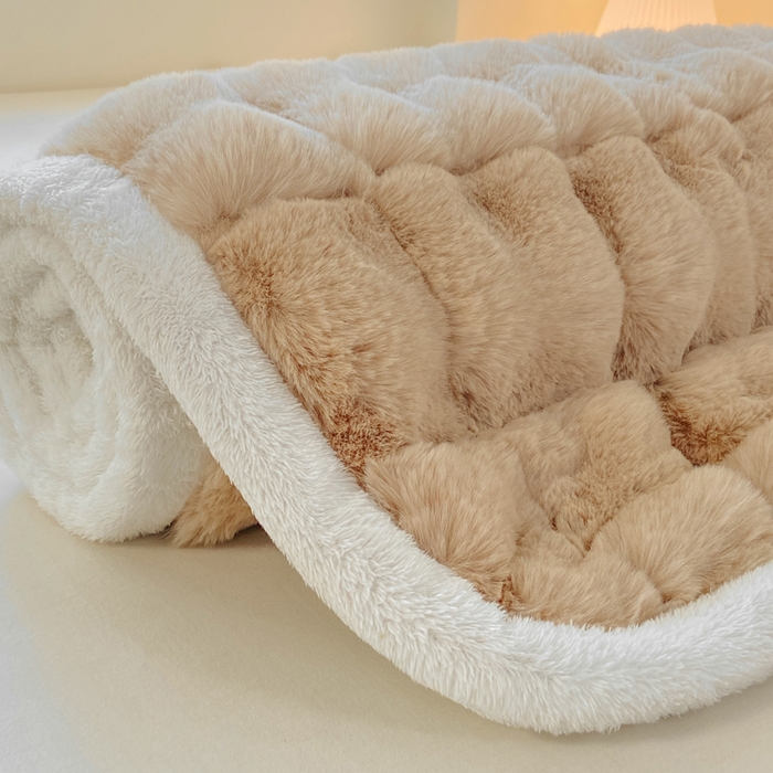 91家纺网 家纺一手货源 找家纺 麒东家纺 2025年新款兔毛绒泡泡绒夹棉床垫 咖色