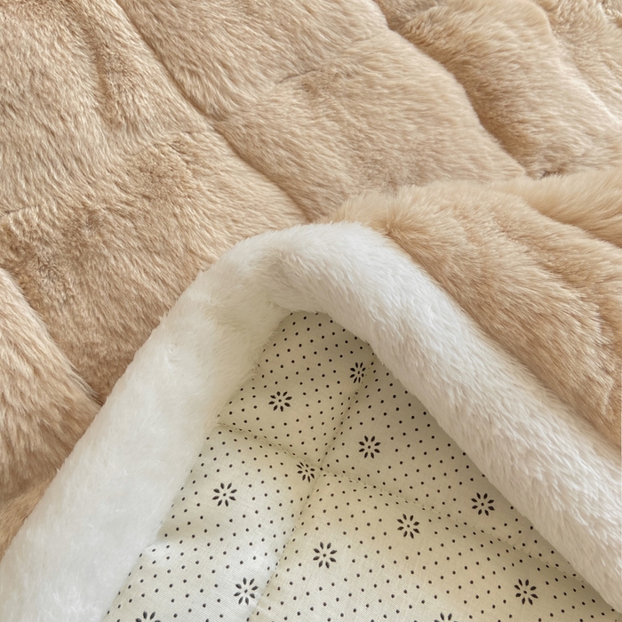 91家纺网 家纺一手货源 找家纺 麒东家纺 2025年新款兔毛绒泡泡绒夹棉床垫 咖色