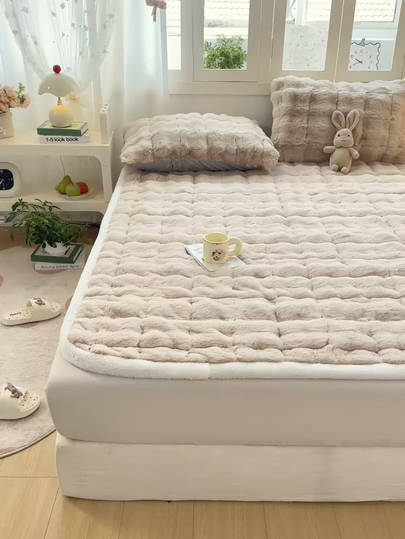 91家纺网 家纺一手货源 找家纺 麒东家纺 2025年新款兔毛绒泡泡绒夹棉床垫 咖色