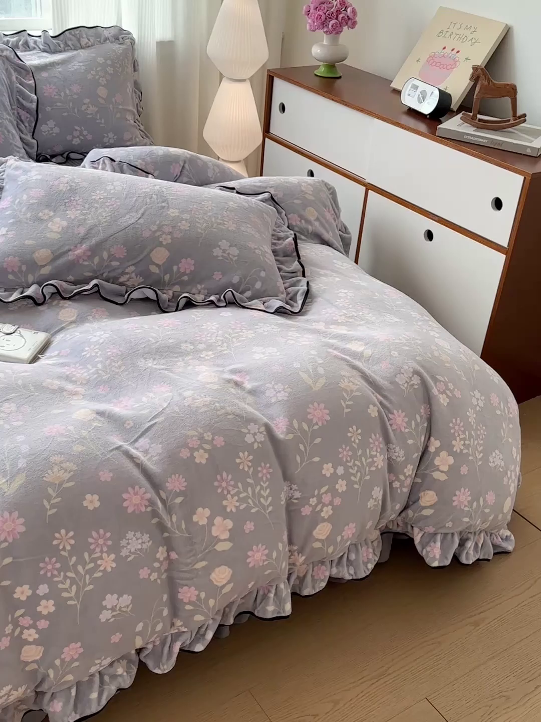 91家纺网 家纺一手货源 找家纺 简一 2025新款牛奶绒花边床盖四件套 浪漫花语