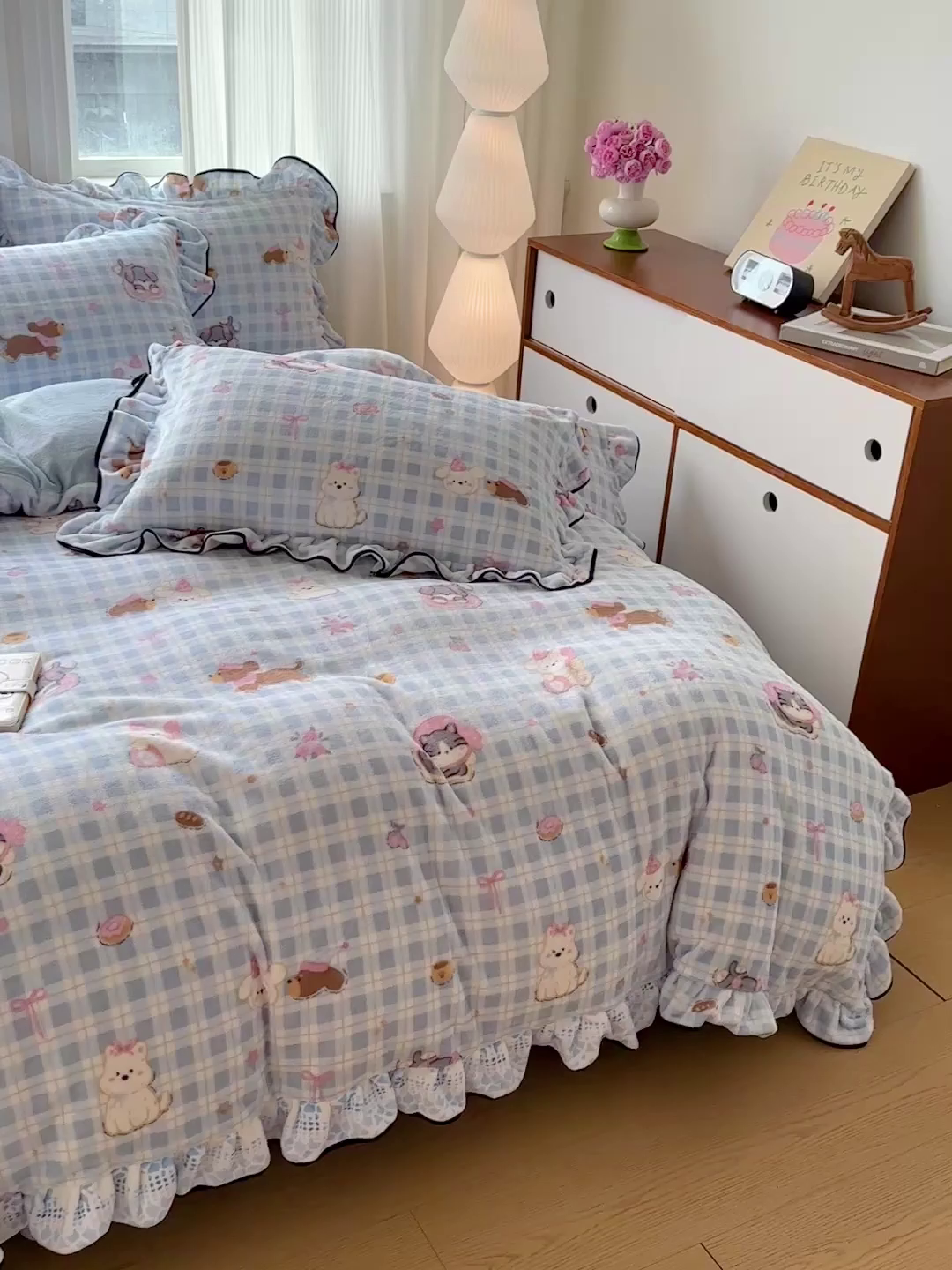 91家纺网 家纺一手货源 找家纺 简一 2025新款牛奶绒花边床盖四件套 萌宠之家