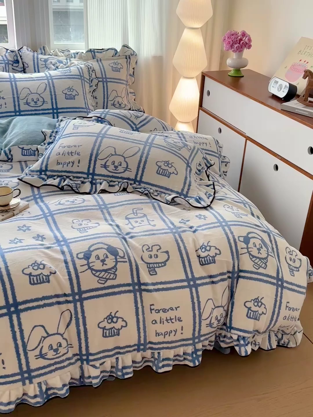 91家纺网 家纺一手货源 找家纺 简一 2025新款牛奶绒花边床盖四件套 派队乐园