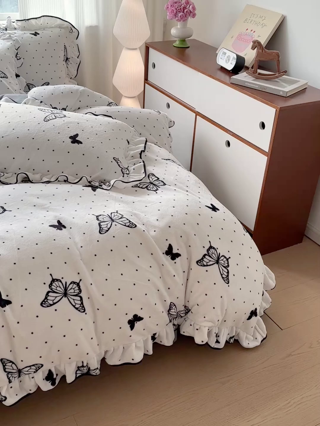 91家纺网 家纺一手货源 找家纺 简一 2025新款牛奶绒花边床盖四件套 水墨蝴蝶