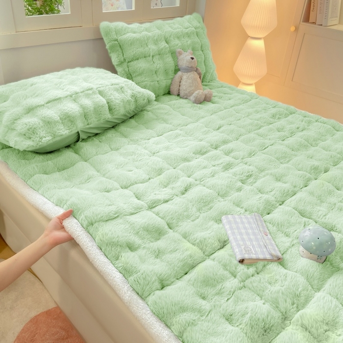 91家纺网 家纺一手货源 找家纺 麒东家纺 2025年新款兔毛绒泡泡绒夹棉床垫 绿色