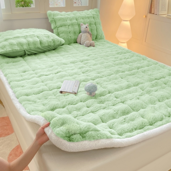 91家纺网 家纺一手货源 找家纺 麒东家纺 2025年新款兔毛绒泡泡绒夹棉床垫 绿色