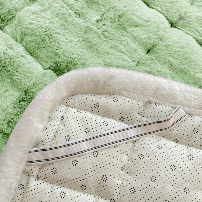 91家纺网 家纺一手货源 找家纺 麒东家纺 2025年新款兔毛绒泡泡绒夹棉床垫 绿色