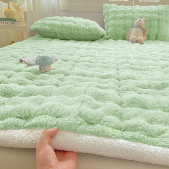91家纺网 家纺一手货源 找家纺 麒东家纺 2025年新款兔毛绒泡泡绒夹棉床垫 绿色