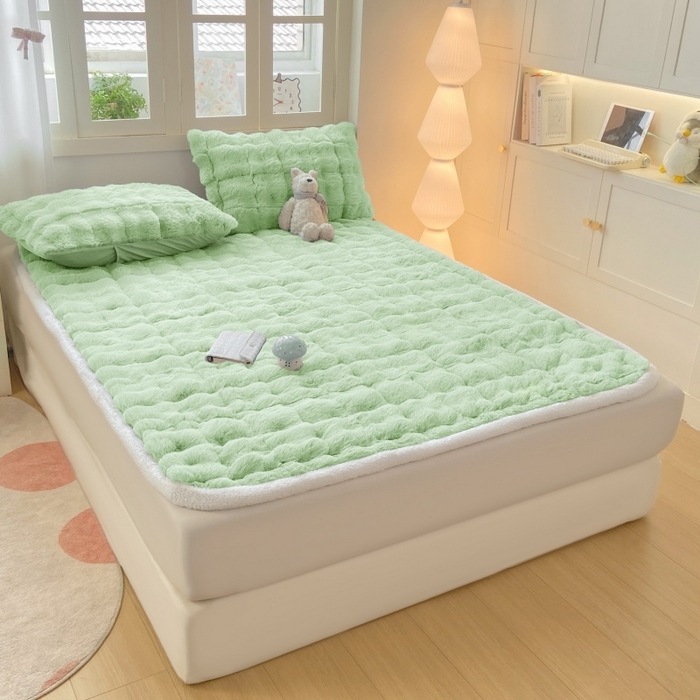 91家纺网 家纺一手货源 找家纺 麒东家纺 2025年新款兔毛绒泡泡绒夹棉床垫 绿色