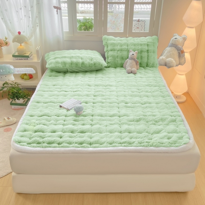 91家纺网 家纺一手货源 找家纺 麒东家纺 2025年新款兔毛绒泡泡绒夹棉床垫 绿色