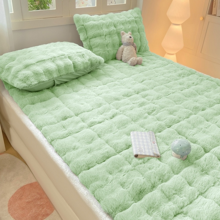 91家纺网 家纺一手货源 找家纺 麒东家纺 2025年新款兔毛绒泡泡绒夹棉床垫 绿色