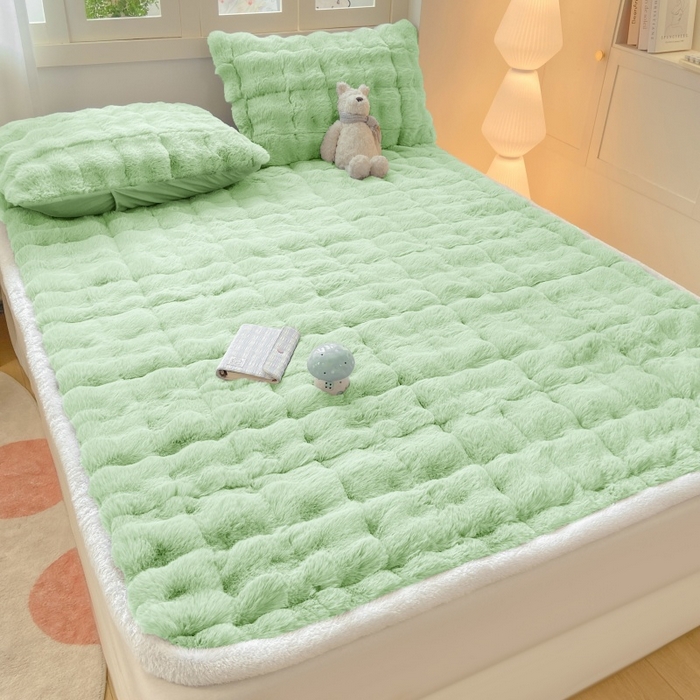 91家纺网 家纺一手货源 找家纺 麒东家纺 2025年新款兔毛绒泡泡绒夹棉床垫 绿色