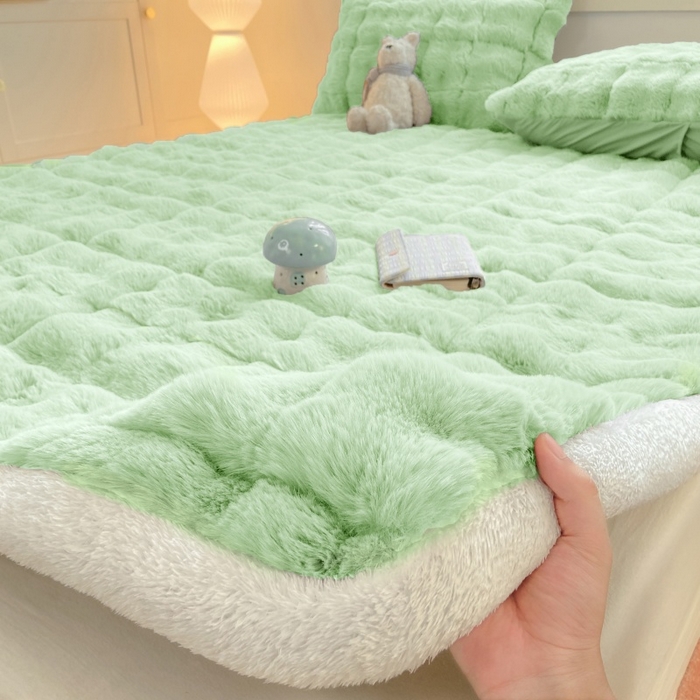 91家纺网 家纺一手货源 找家纺 麒东家纺 2025年新款兔毛绒泡泡绒夹棉床垫 绿色