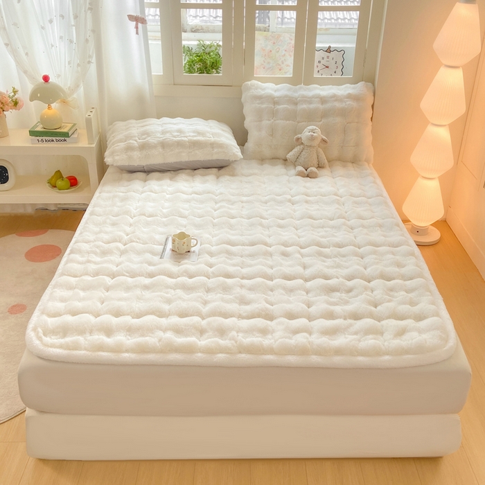 91家纺网 家纺一手货源 找家纺 麒东家纺 2025年新款兔毛绒泡泡绒夹棉床垫 米白