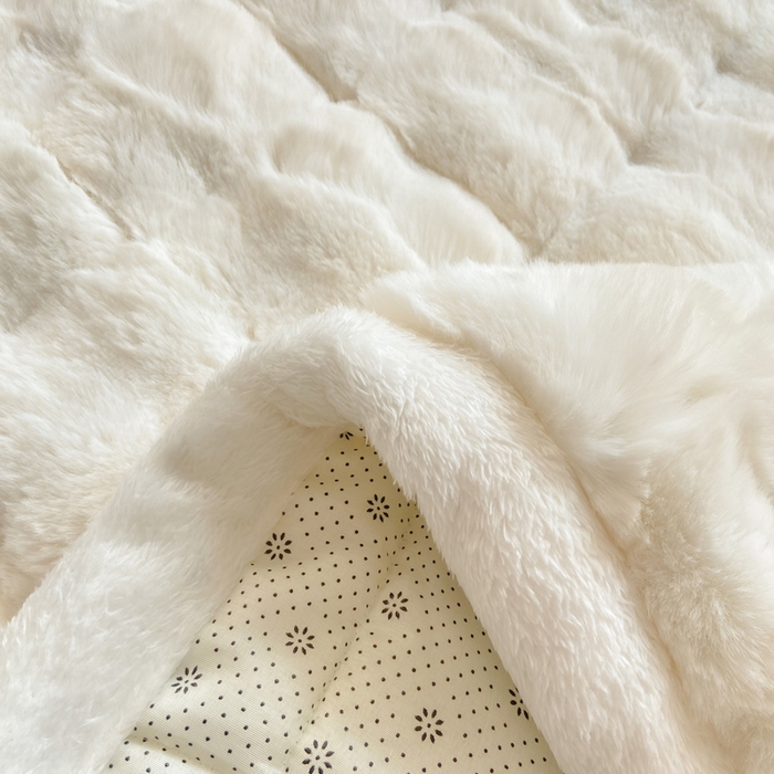 91家纺网 家纺一手货源 找家纺 麒东家纺 2025年新款兔毛绒泡泡绒夹棉床垫 米白