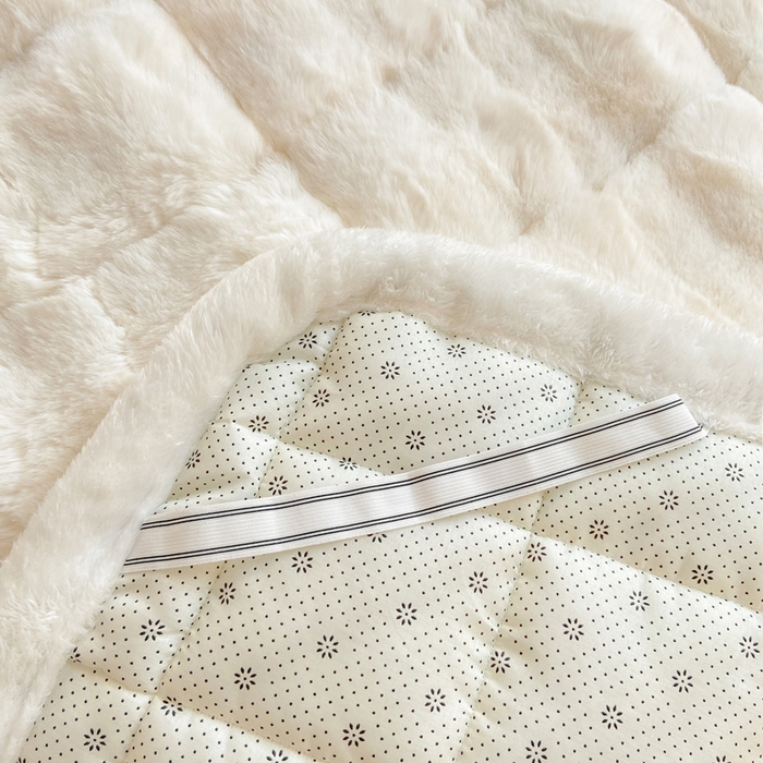 91家纺网 家纺一手货源 找家纺 麒东家纺 2025年新款兔毛绒泡泡绒夹棉床垫 米白