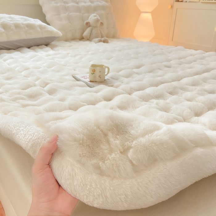 91家纺网 家纺一手货源 找家纺 麒东家纺 2025年新款兔毛绒泡泡绒夹棉床垫 米白