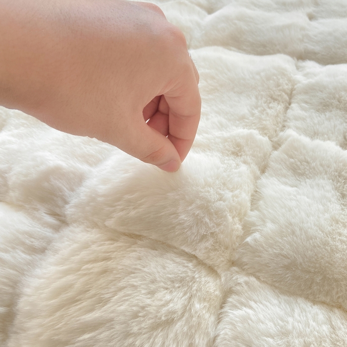 91家纺网 家纺一手货源 找家纺 麒东家纺 2025年新款兔毛绒泡泡绒夹棉床垫 米白