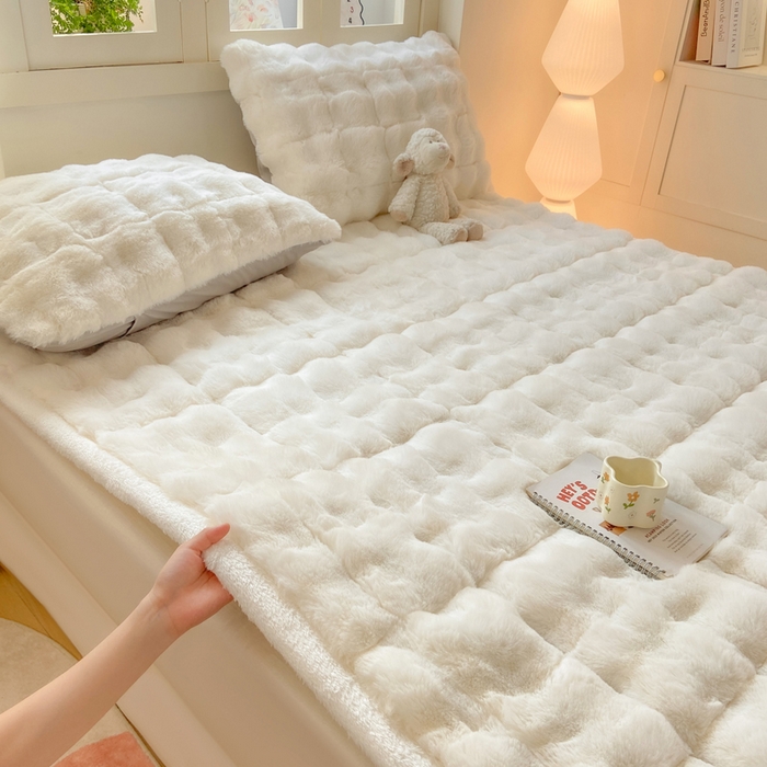 91家纺网 家纺一手货源 找家纺 麒东家纺 2025年新款兔毛绒泡泡绒夹棉床垫 米白