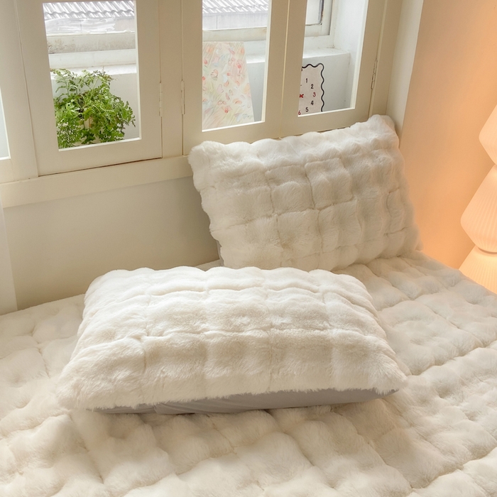 91家纺网 家纺一手货源 找家纺 麒东家纺 2025年新款兔毛绒泡泡绒夹棉床垫 米白