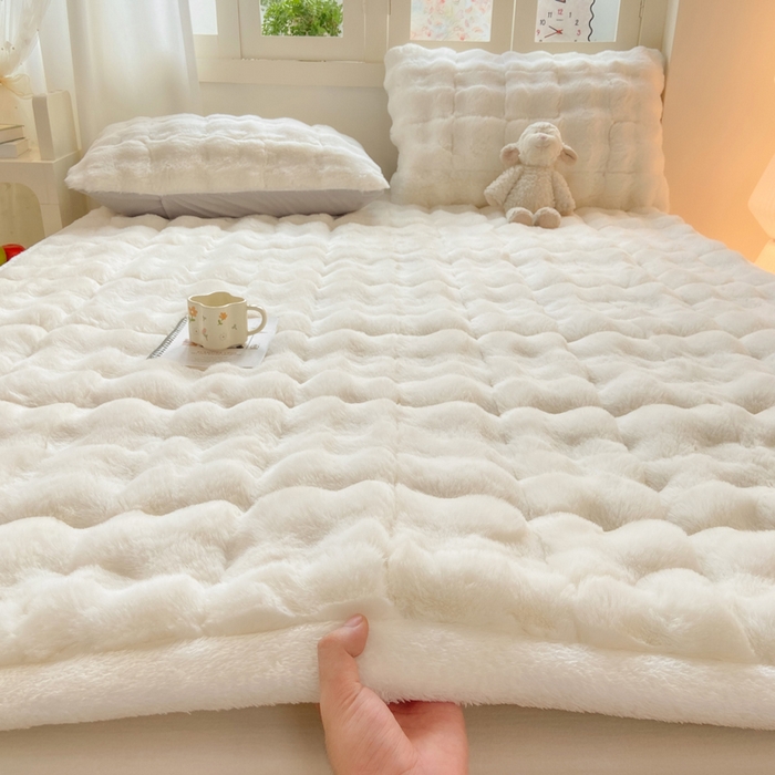 91家纺网 家纺一手货源 找家纺 麒东家纺 2025年新款兔毛绒泡泡绒夹棉床垫 米白