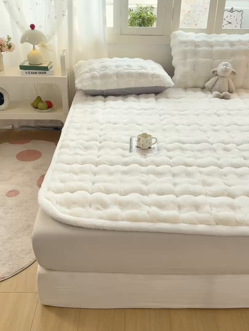 91家纺网 家纺一手货源 找家纺 麒东家纺 2025年新款兔毛绒泡泡绒夹棉床垫 米白