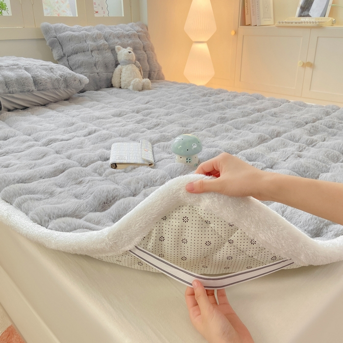 91家纺网 家纺一手货源 找家纺 麒东家纺 2025年新款兔毛绒泡泡绒夹棉床垫 浅灰