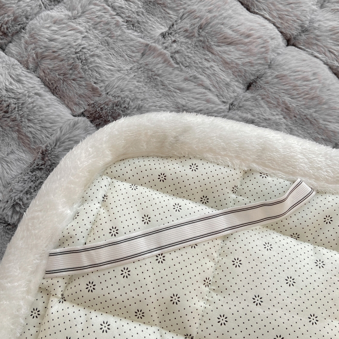 91家纺网 家纺一手货源 找家纺 麒东家纺 2025年新款兔毛绒泡泡绒夹棉床垫 浅灰