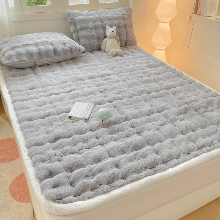 91家纺网 家纺一手货源 找家纺 麒东家纺 2025年新款兔毛绒泡泡绒夹棉床垫 浅灰