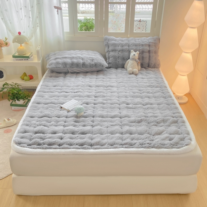 91家纺网 家纺一手货源 找家纺 麒东家纺 2025年新款兔毛绒泡泡绒夹棉床垫 浅灰