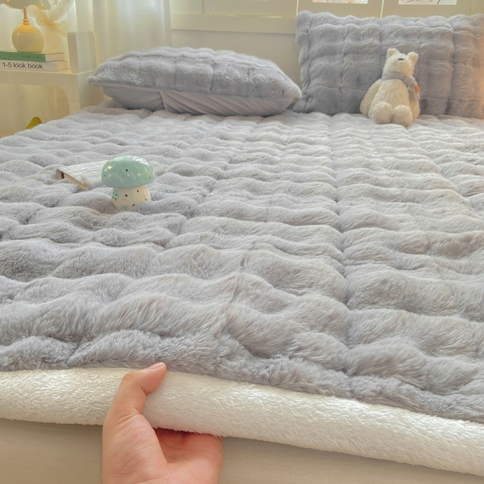 91家纺网 家纺一手货源 找家纺 麒东家纺 2025年新款兔毛绒泡泡绒夹棉床垫 浅灰