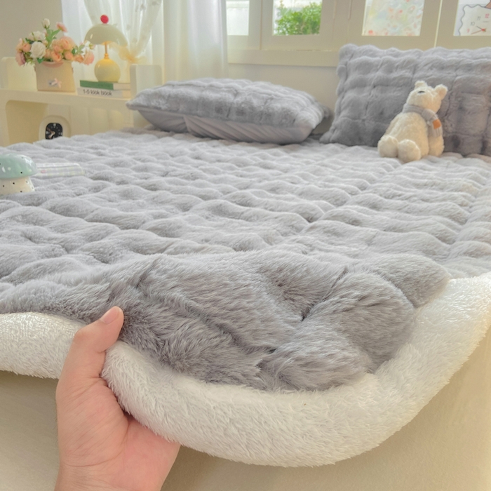 麒东家纺 2025年新款兔毛绒泡泡绒夹棉床垫 浅灰