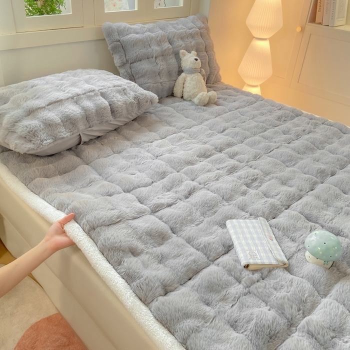 91家纺网 家纺一手货源 找家纺 麒东家纺 2025年新款兔毛绒泡泡绒夹棉床垫 浅灰