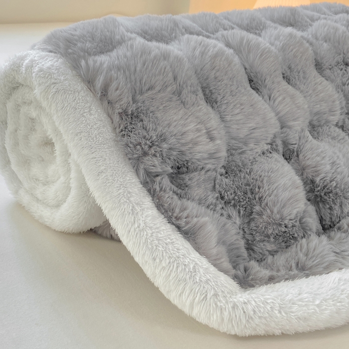 91家纺网 家纺一手货源 找家纺 麒东家纺 2025年新款兔毛绒泡泡绒夹棉床垫 浅灰