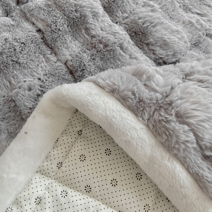 91家纺网 家纺一手货源 找家纺 麒东家纺 2025年新款兔毛绒泡泡绒夹棉床垫 浅灰