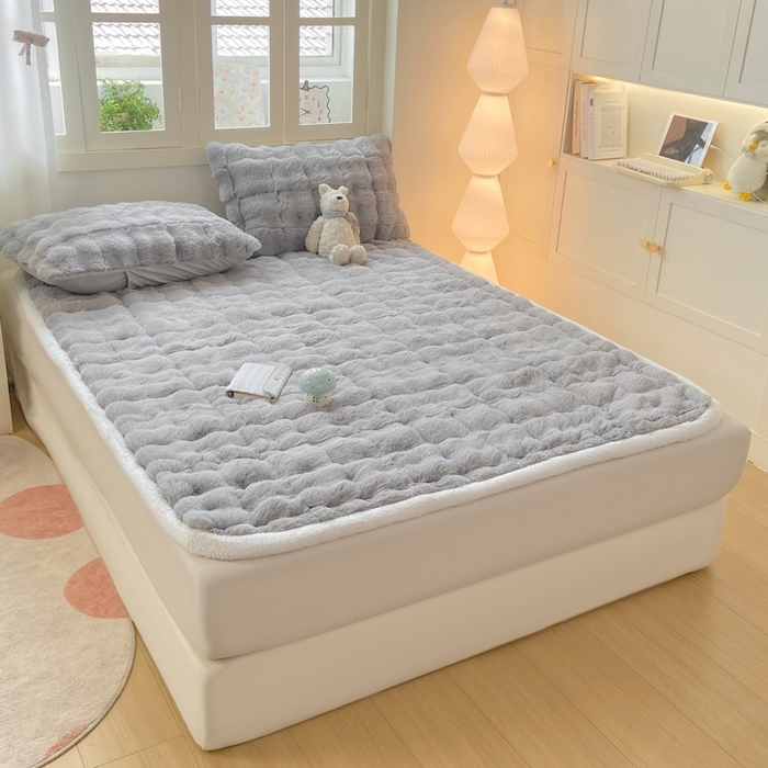 91家纺网 家纺一手货源 找家纺 麒东家纺 2025年新款兔毛绒泡泡绒夹棉床垫 浅灰