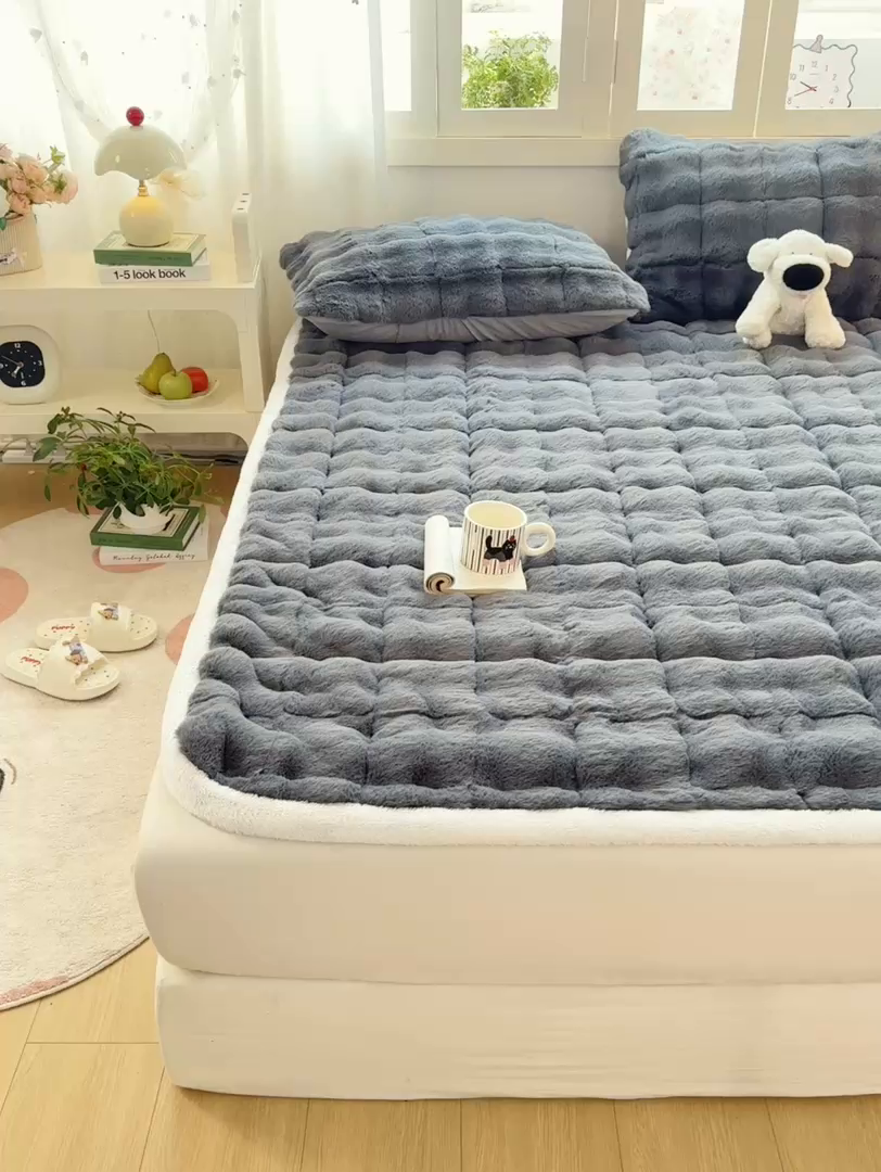 91家纺网 家纺一手货源 找家纺 麒东家纺 2025年新款兔毛绒泡泡绒夹棉床垫 浅灰