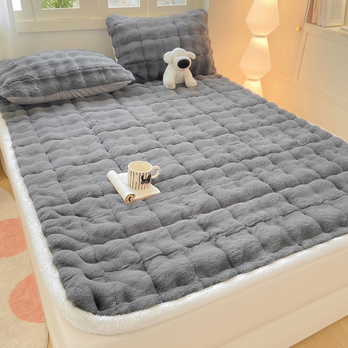 91家纺网 家纺一手货源 找家纺 麒东家纺 2025年新款兔毛绒泡泡绒夹棉床垫 深灰