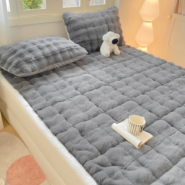 91家纺网 家纺一手货源 找家纺 麒东家纺 2025年新款兔毛绒泡泡绒夹棉床垫 深灰