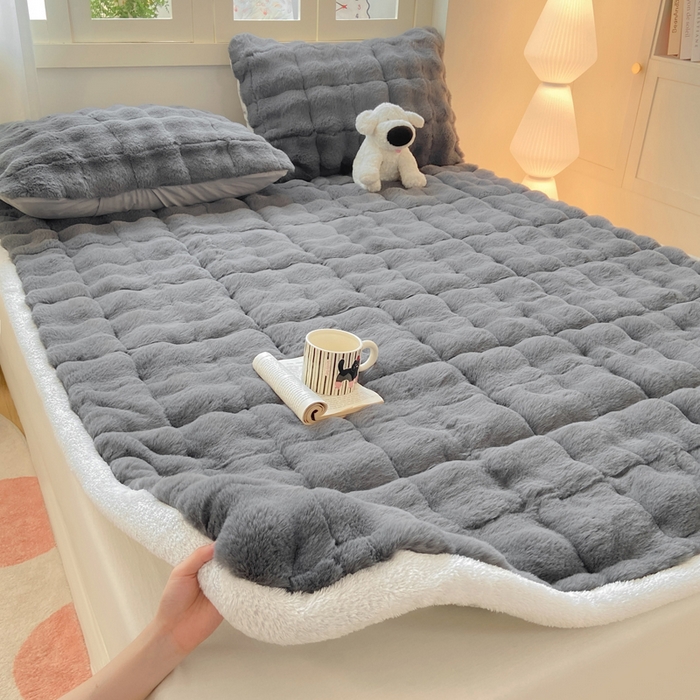 91家纺网 家纺一手货源 找家纺 麒东家纺 2025年新款兔毛绒泡泡绒夹棉床垫 深灰