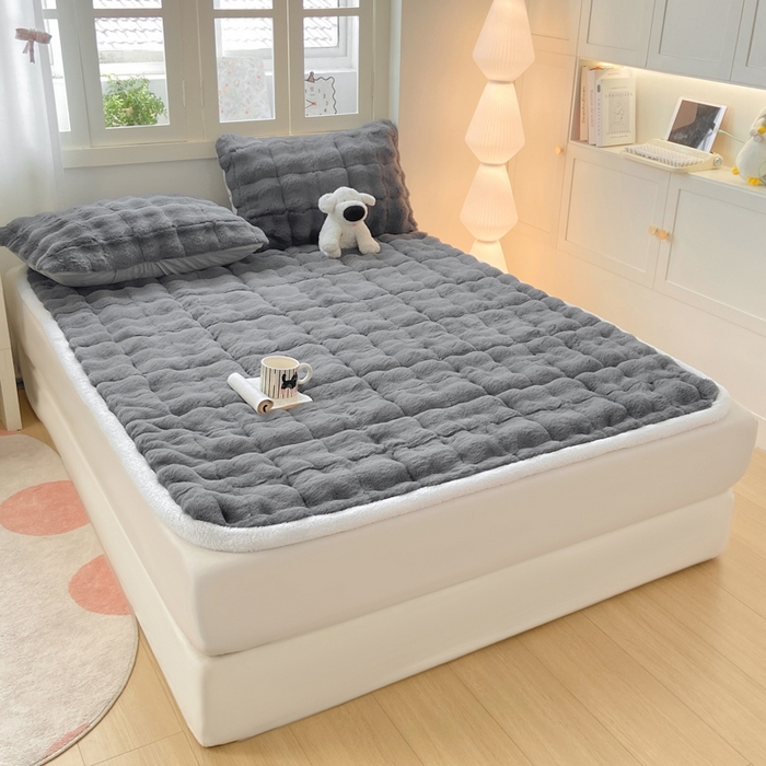 91家纺网 家纺一手货源 找家纺 麒东家纺 2025年新款兔毛绒泡泡绒夹棉床垫 深灰