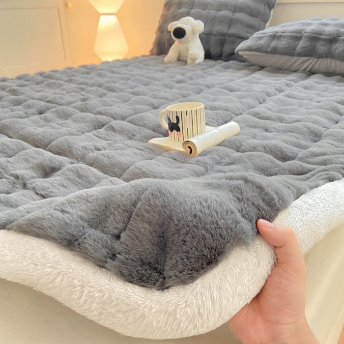 91家纺网 家纺一手货源 找家纺 麒东家纺 2025年新款兔毛绒泡泡绒夹棉床垫 深灰