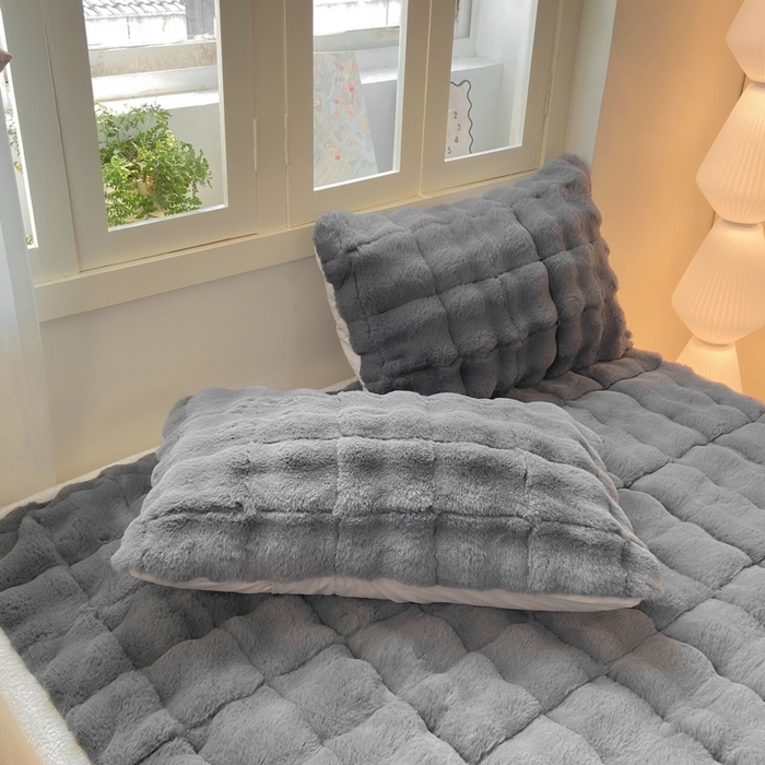 91家纺网 家纺一手货源 找家纺 麒东家纺 2025年新款兔毛绒泡泡绒夹棉床垫 深灰