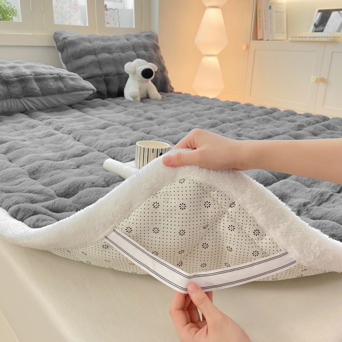 91家纺网 家纺一手货源 找家纺 麒东家纺 2025年新款兔毛绒泡泡绒夹棉床垫 深灰