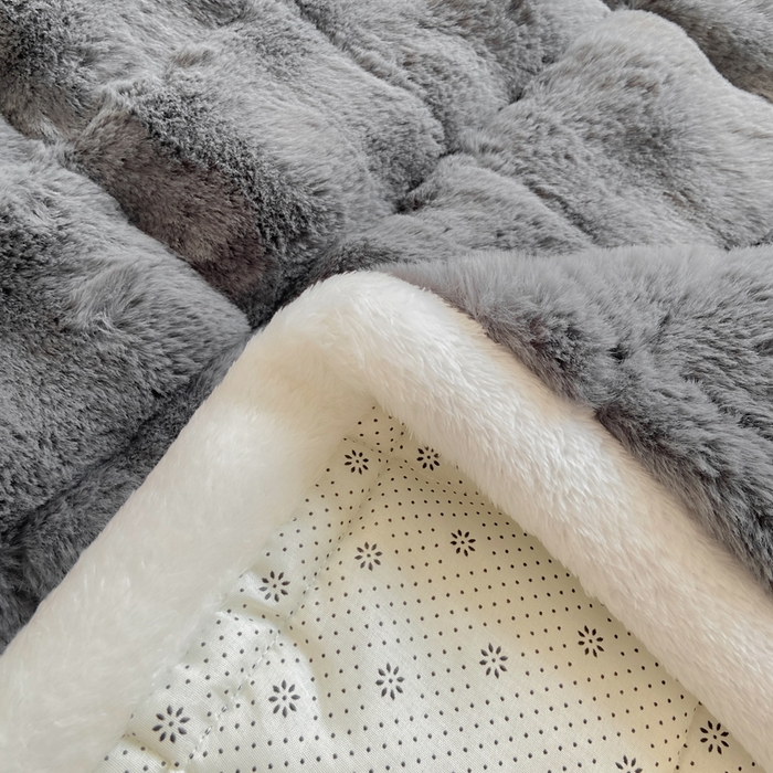 91家纺网 家纺一手货源 找家纺 麒东家纺 2025年新款兔毛绒泡泡绒夹棉床垫 深灰