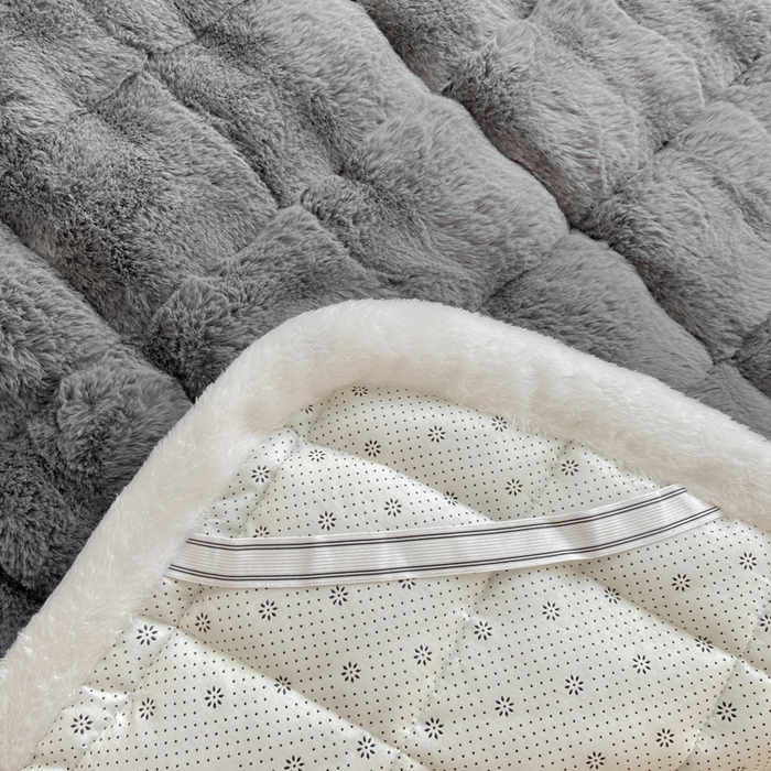 91家纺网 家纺一手货源 找家纺 麒东家纺 2025年新款兔毛绒泡泡绒夹棉床垫 深灰