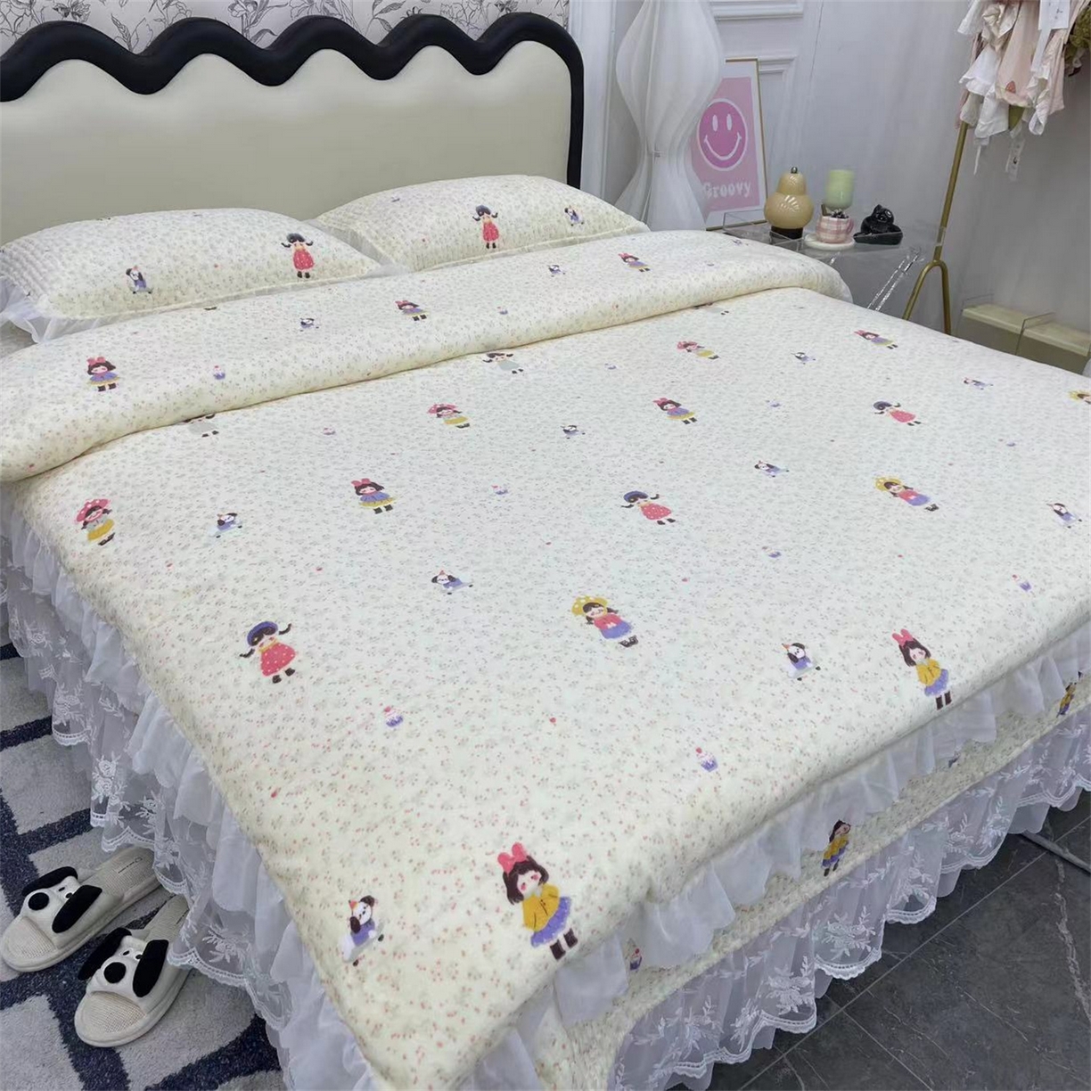 91家纺网 家纺一手货源 找家纺 禧瑞谷 2025新款冬季牛奶绒双层蕾丝花边床盖三件套床盖四件套 碎花小女孩