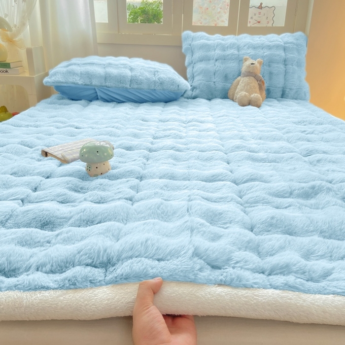 91家纺网 家纺一手货源 找家纺 麒东家纺 2025年新款兔毛绒泡泡绒夹棉床垫 天蓝