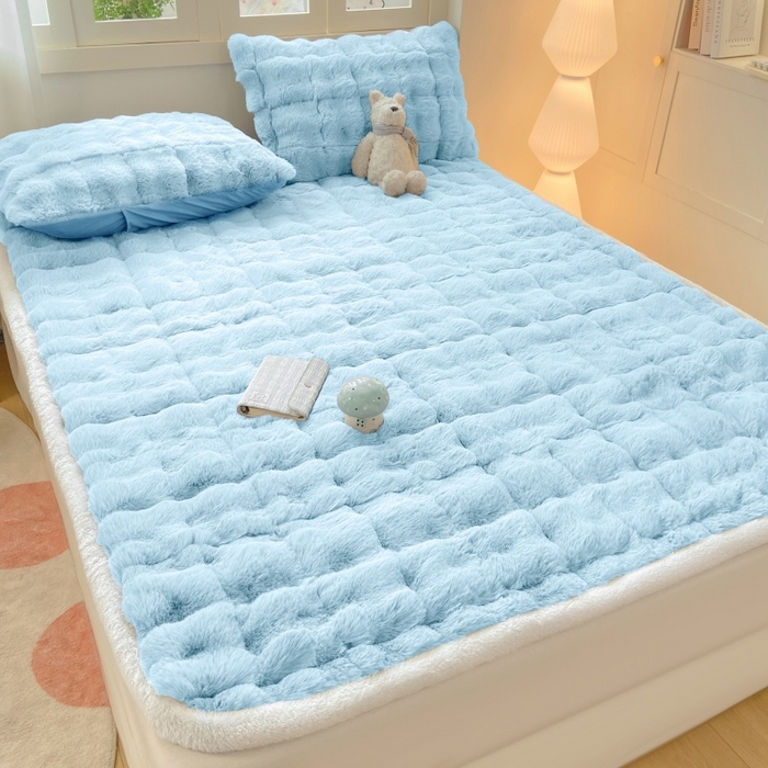 91家纺网 家纺一手货源 找家纺 麒东家纺 2025年新款兔毛绒泡泡绒夹棉床垫 天蓝